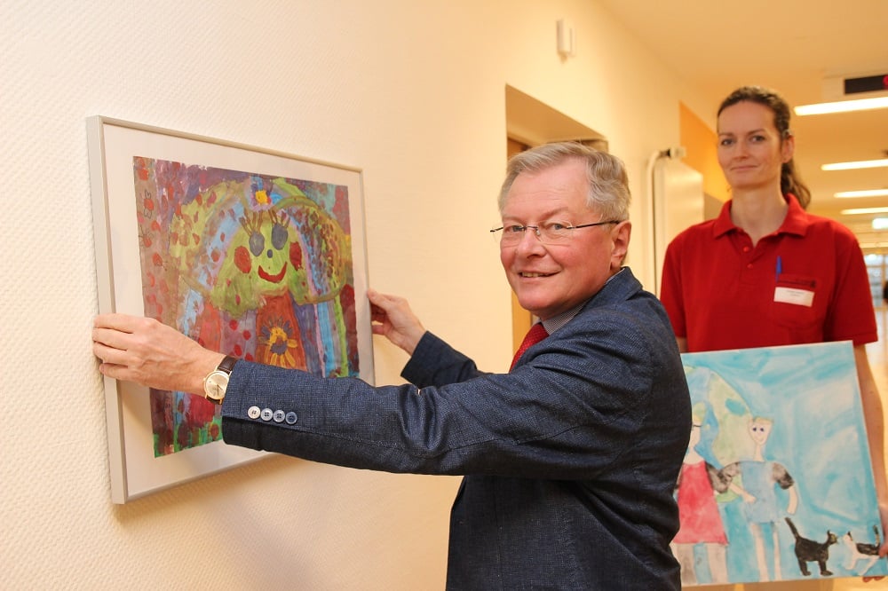 Prof. M. Borte beim Verschönern, Foto: Kl. St. Georg