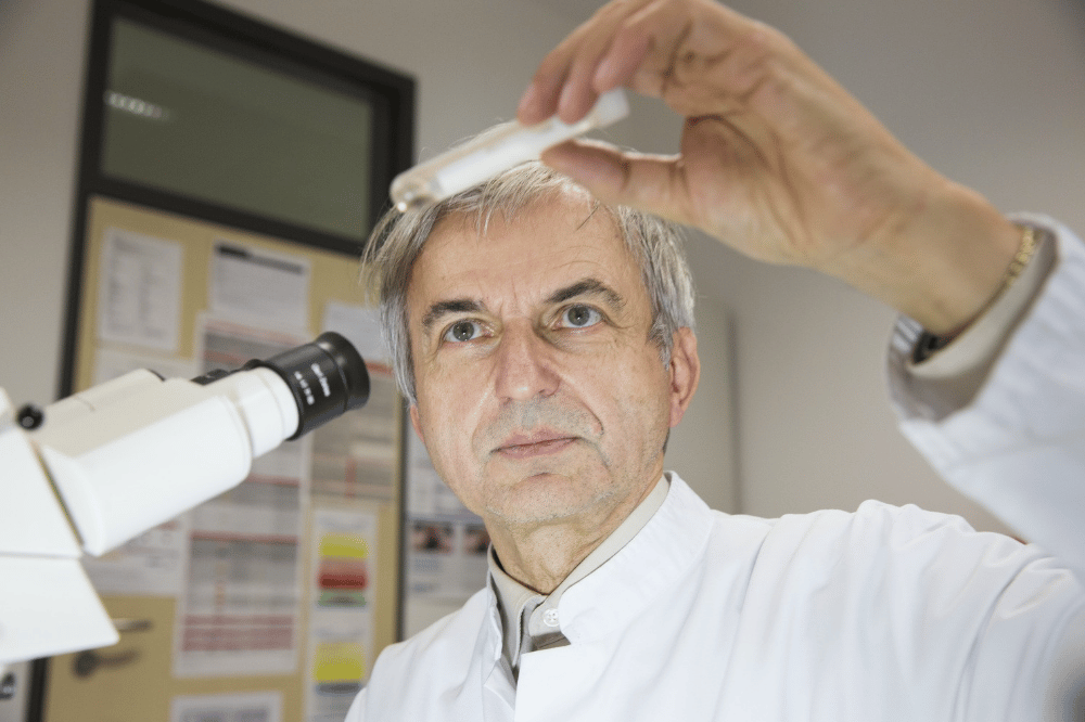 Prof. Stefan Schubert, langjähriger Leiter des Fachbereichs Infektions- und Tropenmedizin am Universitätsklinikum Leipzig, hat das Bundesverdienstkreuz verliehen bekommen. Foto: Stefan Straube / UKL