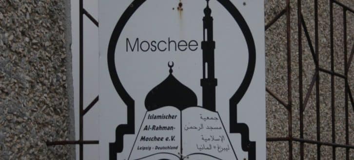 Hinweisschild der Al-Rahman-Moschee. Foto: Alexander Böhm