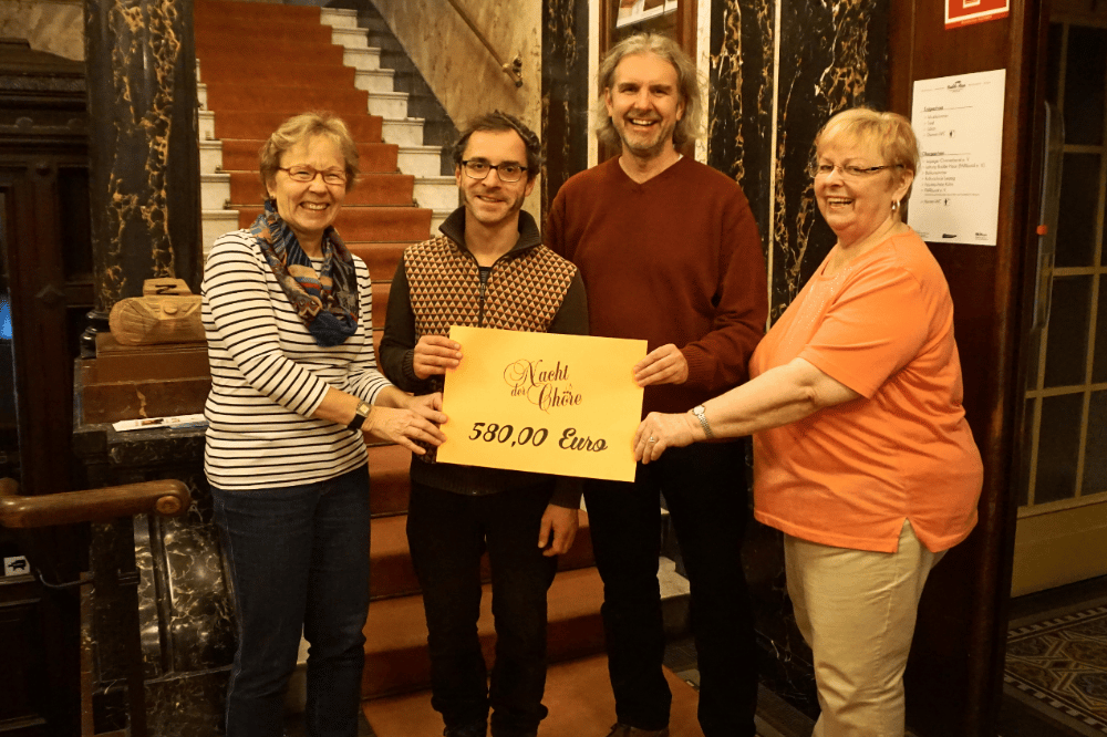 Spendenübergabe im Budde-Haus v.l.n.r. Regina Liebold (Stiftung Bürger für Leipzig), Jürgen Schrödl (Budde-Haus), Florian Schetelig (GeyserHaus), Renate Lange (Leipziger Chorverband). Quelle: Stiftung "Bürger für Leipzig"