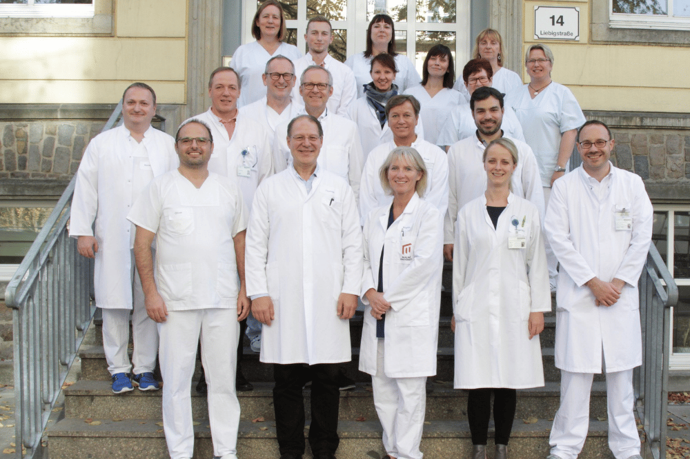 Bei einem Workshop der Poliklinik für Zahnärztliche Prothetik und Werkstoffkunde des UKL machten sich Universitäts-Zahnärzte aus ganz Deutschland mit den neuen, international anerkannten Diagnosekriterien für Kiefergelenk-Erkrankungen vertraut. Poliklinik-Direktor Prof. Sebastian Hahnel (vorn, rechts) begrüßte außerdem Birgitta Häggman Henrikson (vorn, 3.v.r.) und Prof. Thomas List (vorn, 4.v.r.) von der Universität Malmö in Schweden. Die beiden gelten als „kalibrierte Goldstandards“ für die neue Norm. Foto: Ingolf Riemer