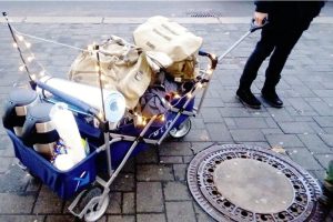 Unterwegs mit einem faltbaren Bollerwagen, ist der TiMMi ToHelp e. V. ua. in der Obdachlosenhilfe aktiv. Foto: TiMMi ToHelp e. V.