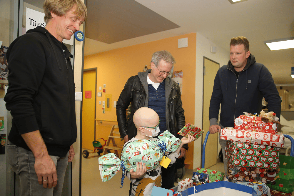 Das Trainer-Duo Rainer Lisiewicz (hinten links) und Björn Joppe bei derWeihnachtsgeschenk-Übergabe in der Onkologie. Quelle: 1. FC Lokomotive Leipzig e.V.