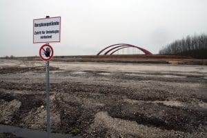 Aufgeschüttetes Gelände für den künftigen Harthkanal. Foto: Ralf Julke