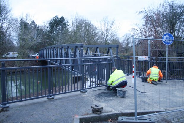Letzte Handgriffe an der neuen Bauernbrücke. Foto: Ralf Julke