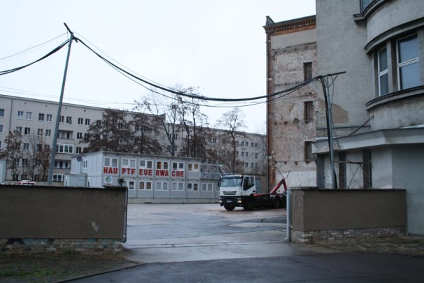 Der Betriebshof der Hauptfeuerwache, der direkt auf dem alten Pleißemühlgraben liegt. Foto: Ralf Julke