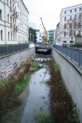 Blick zur Funkenburgbrücke und zum neu gebauten Teilstück des Elstermühlgrabens. Foto: Ralf Julke