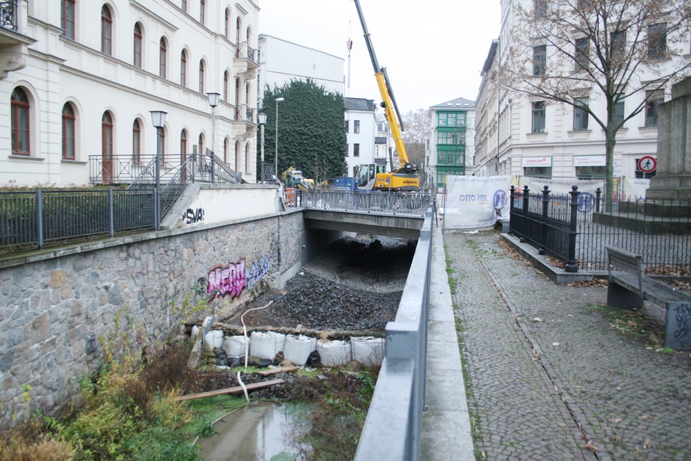 Die letzten Arbeiten an der Funkenburgbrücke. Foto: Ralf Julke