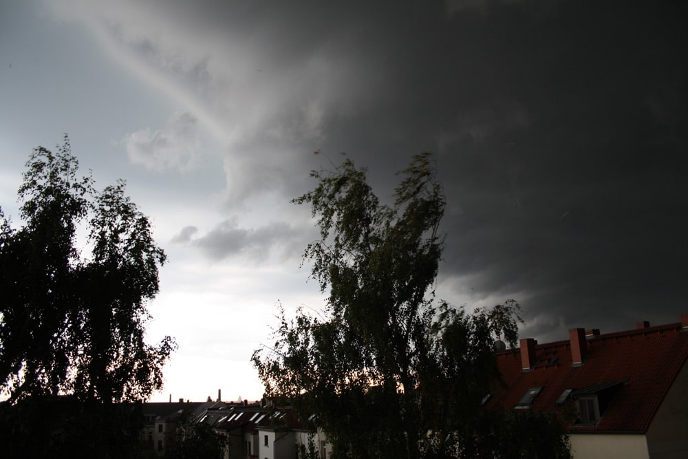 Ein schöner finsterer Himmel. Foto: Ralf Julke