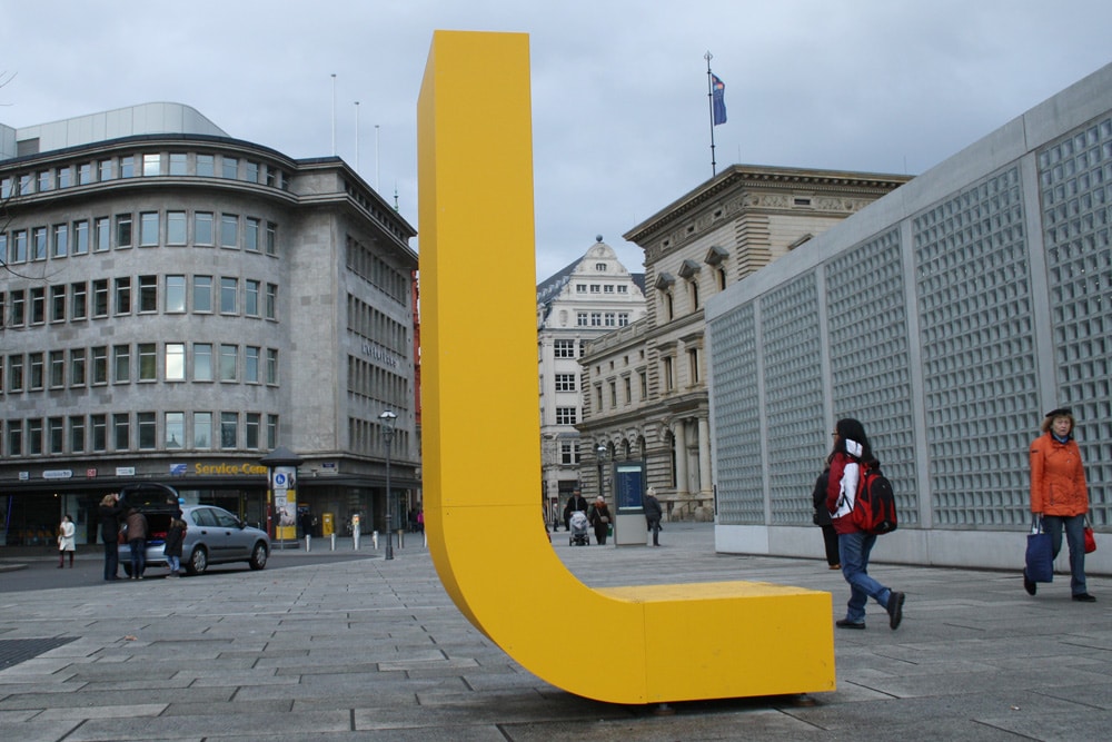 Das große gelbe L der L-Gruppe. Foto: Ralf Julke