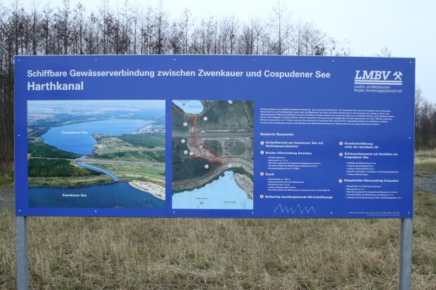 Informationstafel der LMBV am künftigen Bauplatz des Harthkanals. Foto: Ralf Julke