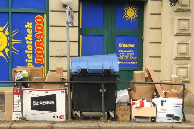 Der Papiercontainer fasst es nicht.Foto: Ralf Julke