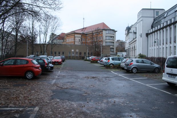 Verlorener Stadtraum: der große Stellplatz am Naundörfchen mit Blick auf die Rückseite der Garagengebäude der Hauptfeuerwache. Foto: Ralf Julke