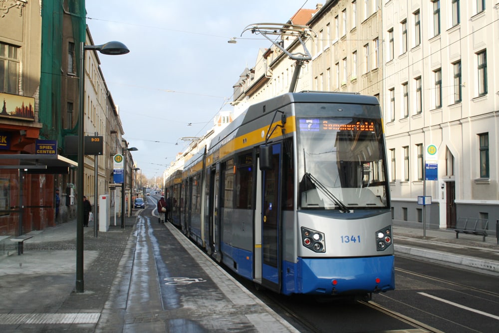 Die Linie 7 in der neuen Haltestelle Pfingstweide. Foto: Ralf Julke