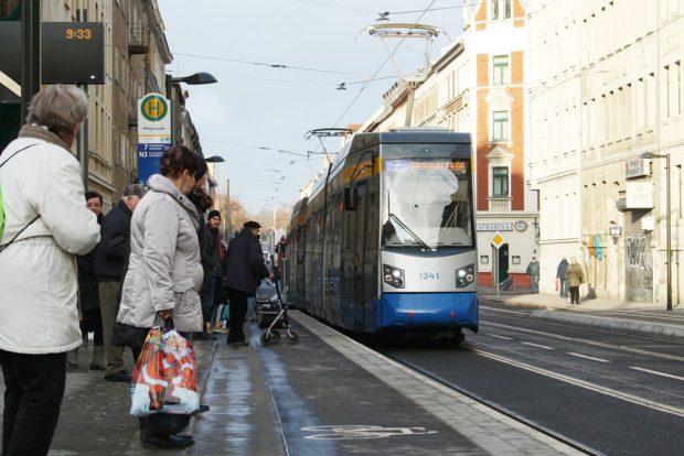 Einsteigen an der neuen Haltestelle an den Leutzsch-Arkaden. Foto: Ralf Julke