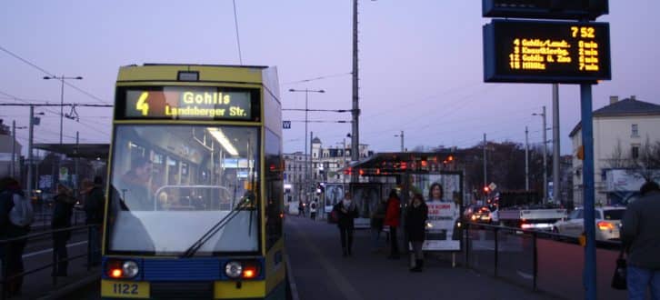 Straßenbahn im morgendlichen Schul- und Berufsverkehr. Foto: Ralf Julke