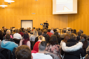 Die pädagogische Leiterin Marika Bild eröffnet die neuen Umschulungskurse vor 166 Teilnehmerinnen und Teilnehmern. © M. Lindner, BFW Leipzig