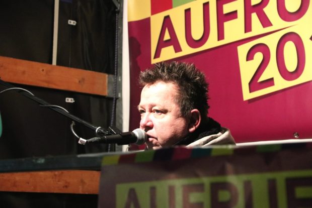 Kleine Bühne, großes Lied: Sebastian Krumbiegel stellt fest: Die Demokratie ist weiblich. Foto: L-IZ.de