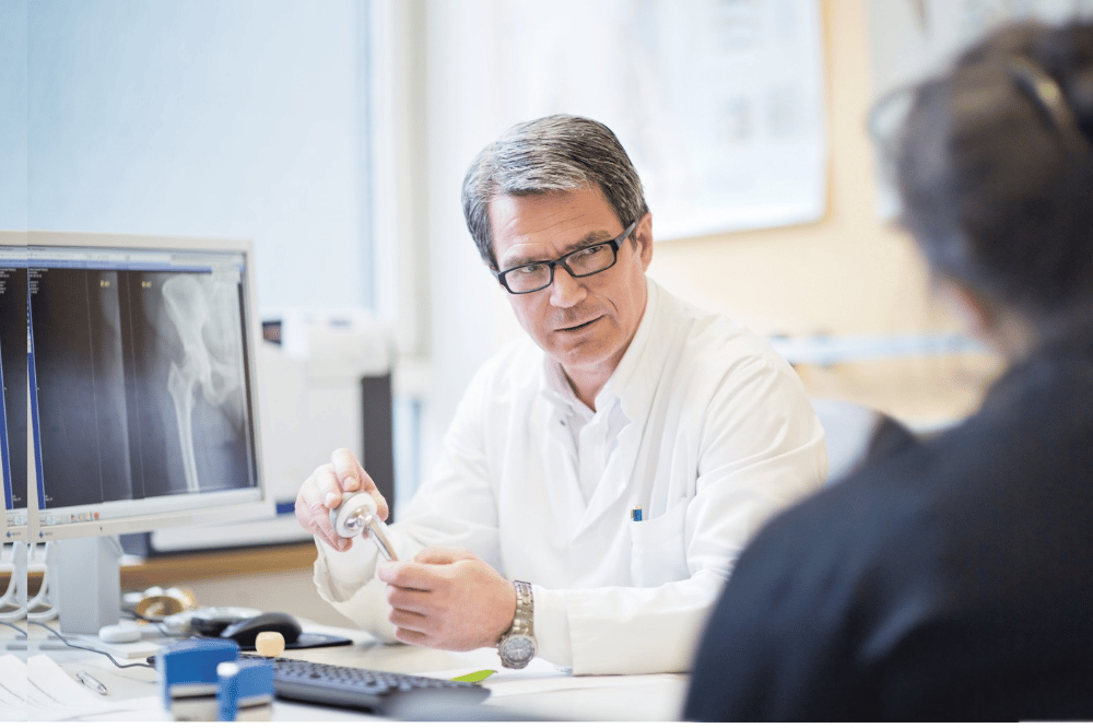 Prof. Andreas Roth, Leiter des Bereiches Endoprothetik in der Klinik und Poliklinik für Orthopädie, Unfallchirurgie und Plastische Chirurgie am UKL, referiert am 6. Februar zum Thema "Das künstliche Gelenk – Operationen des 20. Jahrhunderts". Foto: Stefan Straube / UKL