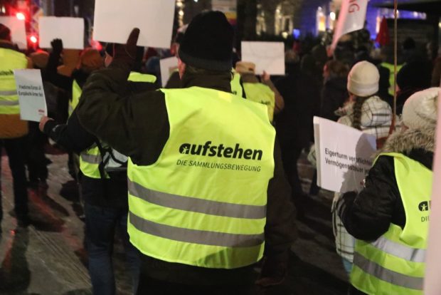 Vermögenssteuer jetzt. Dies und weitere Forderungen von "aufstehen" auf der Demonstration. Foto: L-IZ.de