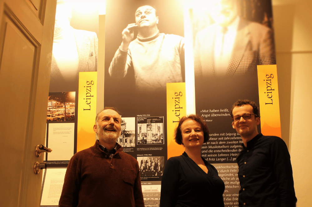 Werner Schneider vom Notenspur-Verein und Carolin Masur sowie Robert Unger vom Internationalen Kurt-Masur-Institut (von links) in der Ausstellung des Instituts; Foto: Elke Leinhoß