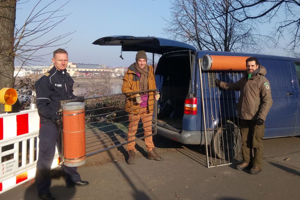 Polizeihauptkommissar Jens Große mit Vit Brichacek, Mitarbeiter der Wasserwirtschaft der Tschechischen Republik und Miroslav Rybar, Mitarbeiter der Nationalparkverwaltung Böhmische Schweiz mit den beiden Lachsleitgittern. Foto: Präsidium der Bereitschaftspolizei