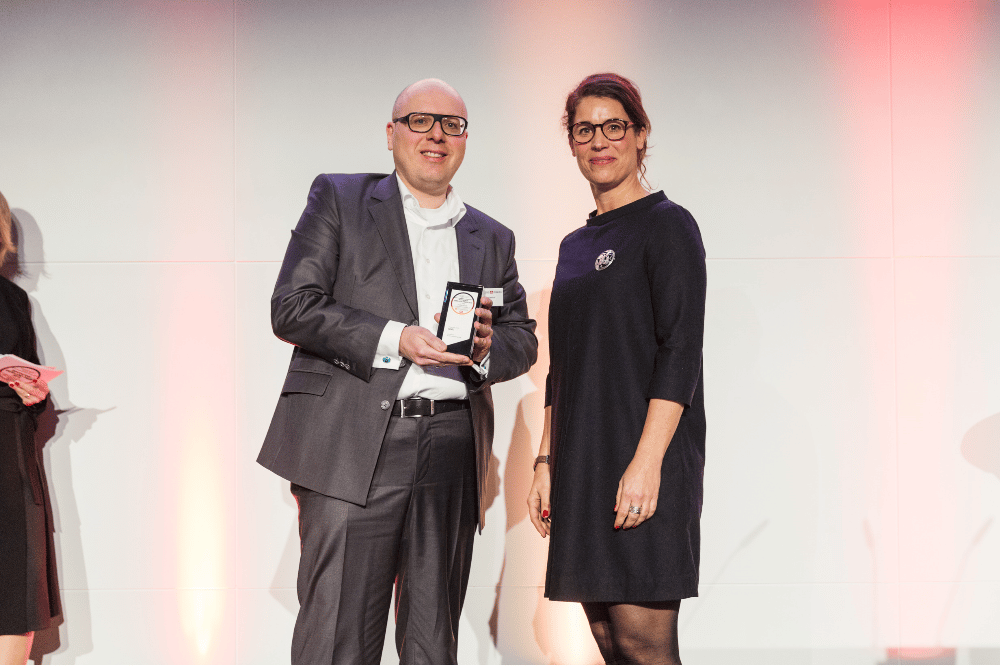 Im Rahmen der feierlichen Preisverleihung nimmt Dr. Stefan Dietrich von SENEC die Auszeichnung für den 1. Platz von Jury-Mitglied und Laudatorin Dr. Birte Gall entgegen. Foto: Bernd Roselieb