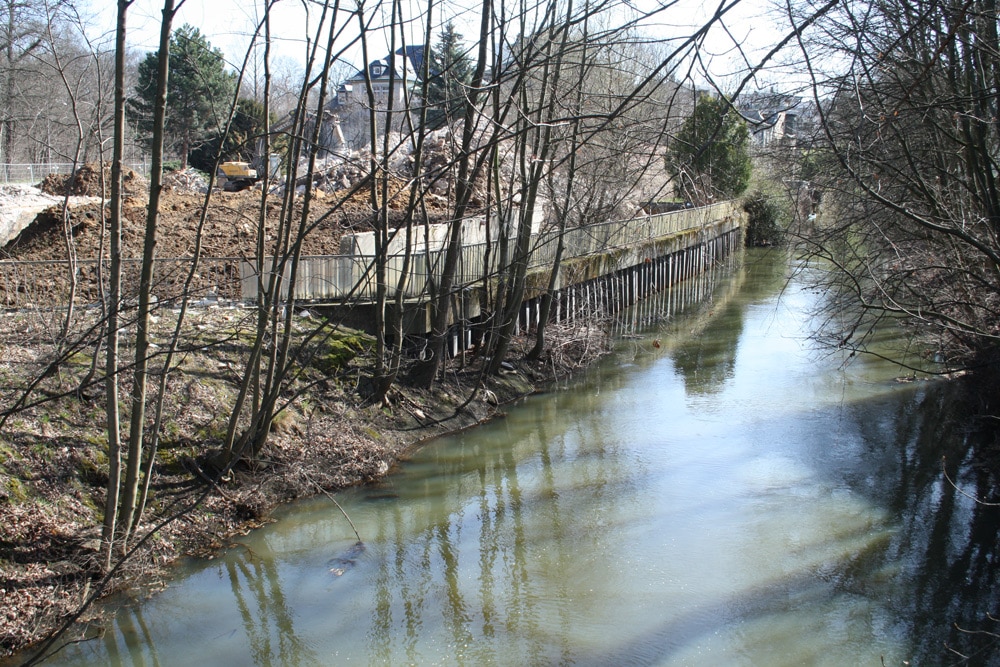 Der Elstermühlgraben neben dem Abrissgrundstück. Foto: Ralf Julke