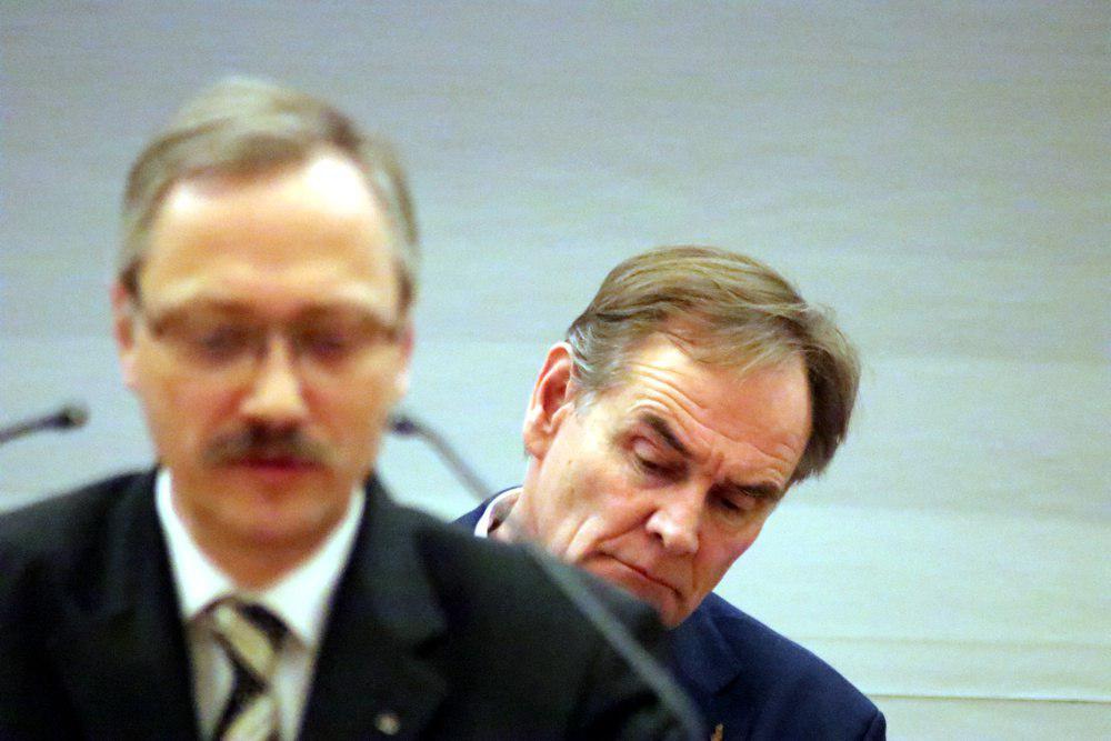 Tobias Keller (AfD) und ein skeptischer OB Jung dahinter. Foto: L-IZ.de