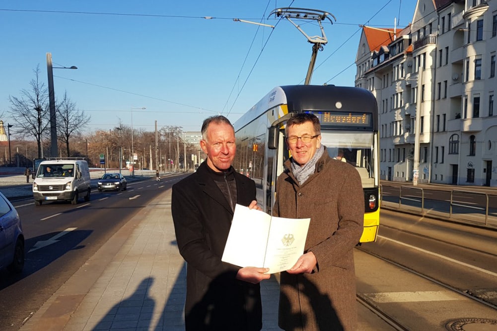 Jens Lehmann (Mitglied im Deutschen Bundestag), Ulf Middelberg (Sprecher der LVB Geschäftsführung) bei der Übergabe des Fördermittelbescheids. Foto: Leipziger Gruppe
