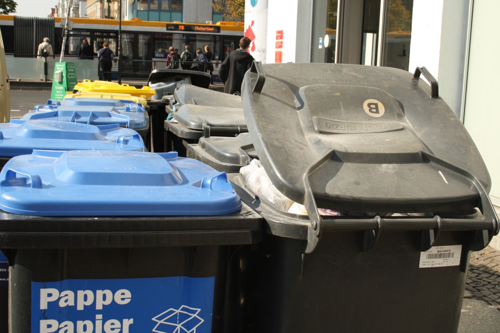 Mülltonnen in Warteposition. Foto: Ralf Julke
