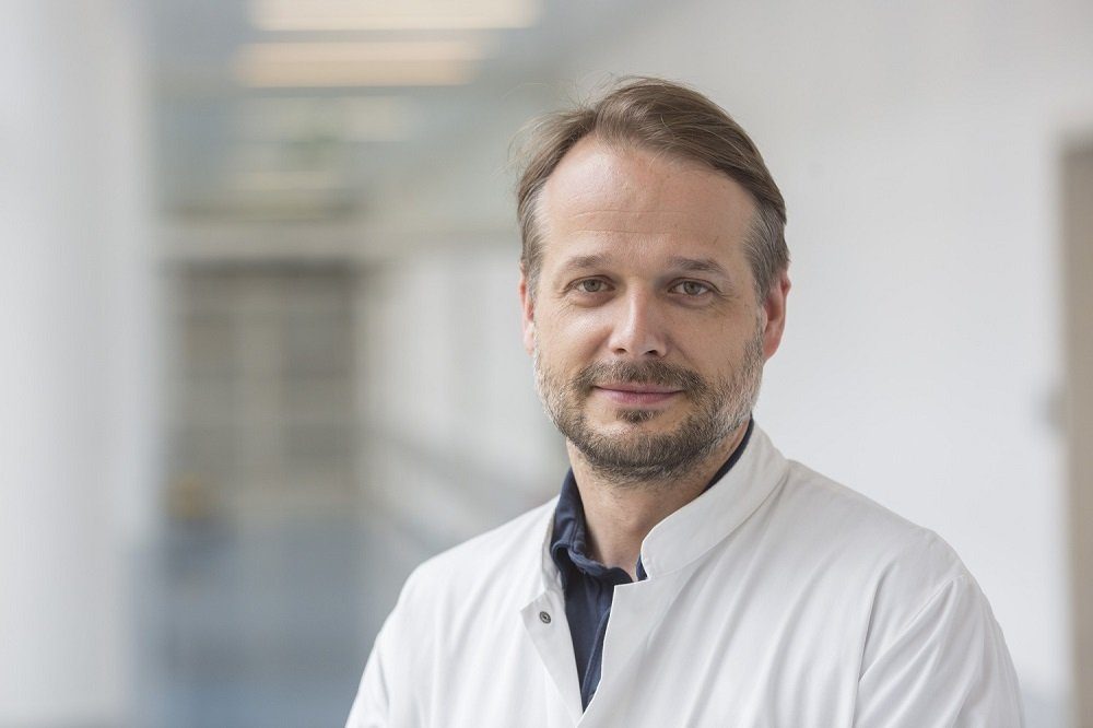 Ohne große Eingriffe einen Blick ins Innere von Gelenken werfen: Prof. Pierre Hepp, Leiter des Bereichs Arthroskopie und spezielle Gelenkverletzungen/Sportverletzungen am UKL. Foto: Stefan Straube / UKL