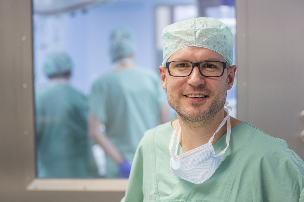 "Tiere sind keine Spielzeuge", sagt Prof. Martin Lacher, Klinikdirektor der UKL-Kinderchirurgie. Ein Mal jede Woche behandeln er und seine Mitarbeiter Tierbissverletzungen bei kleinen Kiindern. Foto: Stefan Straube / UKL
