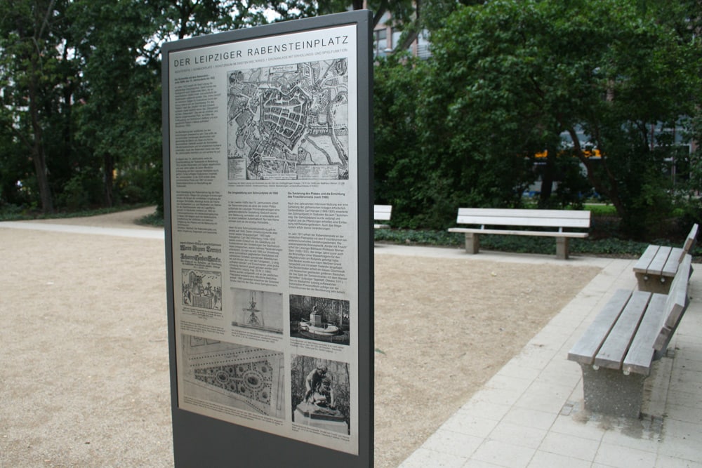 Informationstafel auf dem Rabensteinplatz. Foto: Ralf Julke
