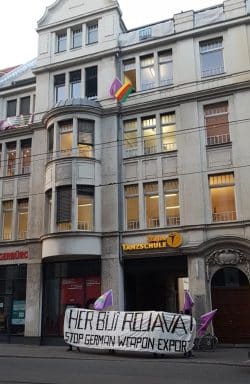 Die Aktionsgruppe Rojava Leipzig vorm Sitz der Leipziger SPD. Foto: Aktionsgruppe Rojava