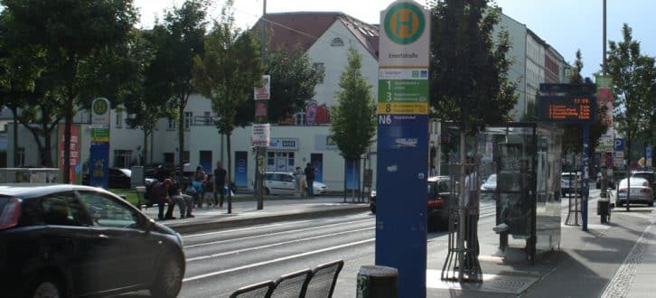 Straßenbahnhaltestelle am Otto-Runki-Platz. Foto: Ralf Julke