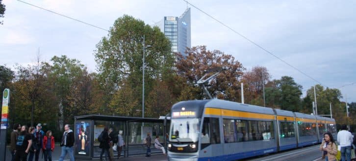 Straßenbahn am Wilhelm-Leuschner-Platz. Foto: Ralf Julke