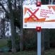 Schild am Freiligrathplatz: Weihnachtsbäume ablegen verboten. Foto: Ralf Julke