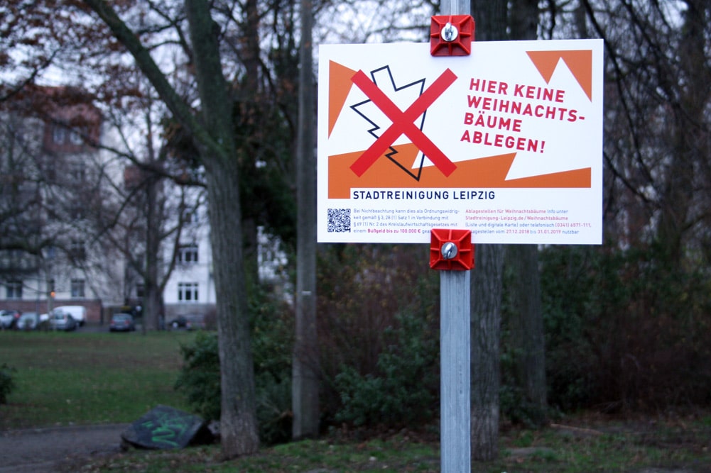 Schild am Freiligrathplatz: Weihnachtsbäume ablegen verboten. Foto: Ralf Julke
