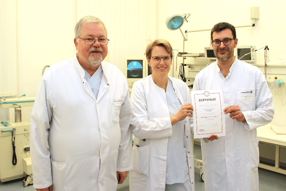 v.l.n.r. Chefarzt Prof. A. Hartmann, Oberärztin Dr. A. Fabian und Leiter der HFU Unit Oberarzt Dr. T. Schraft freuen sich über die Zertifizierung. © Klinikum St. Georg