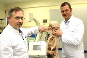 Dr. A. Liebmann (links) und Dr. A. Boehm (rechts) zeigen am Modell die Applikatoreinlage. @Klinikum St. Georg