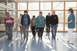 Am Universitätsklinikum Leipzig üben die Patienten vor dem Erhalt einer Hüft- oder Knieprothese das richtige Laufen. Das "Fast Track" genannte Verfahren soll sicherstellen, dass sie nach der Operation schneller wieder mobil werden. Foto: Stefan Straube/UKL