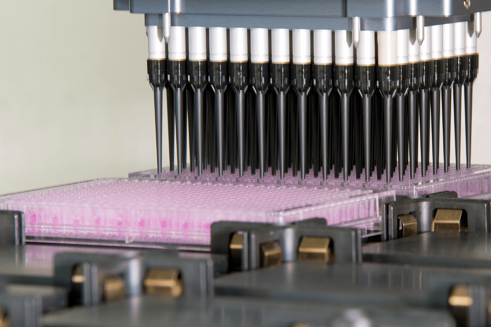 Automatisierte Pipettierplattform zur Vorbereitung von Hochdurchsatz-Biotests. ©Bodo Tiedemann