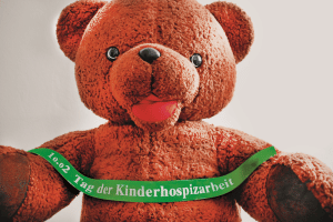 B&auml;r mit Band. Quelle: Kinderhospiz B&auml;renherz Leipzig e.V.