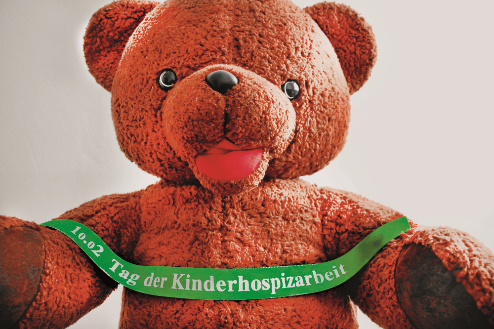 Bär mit Band. Quelle: Kinderhospiz Bärenherz Leipzig e.V.