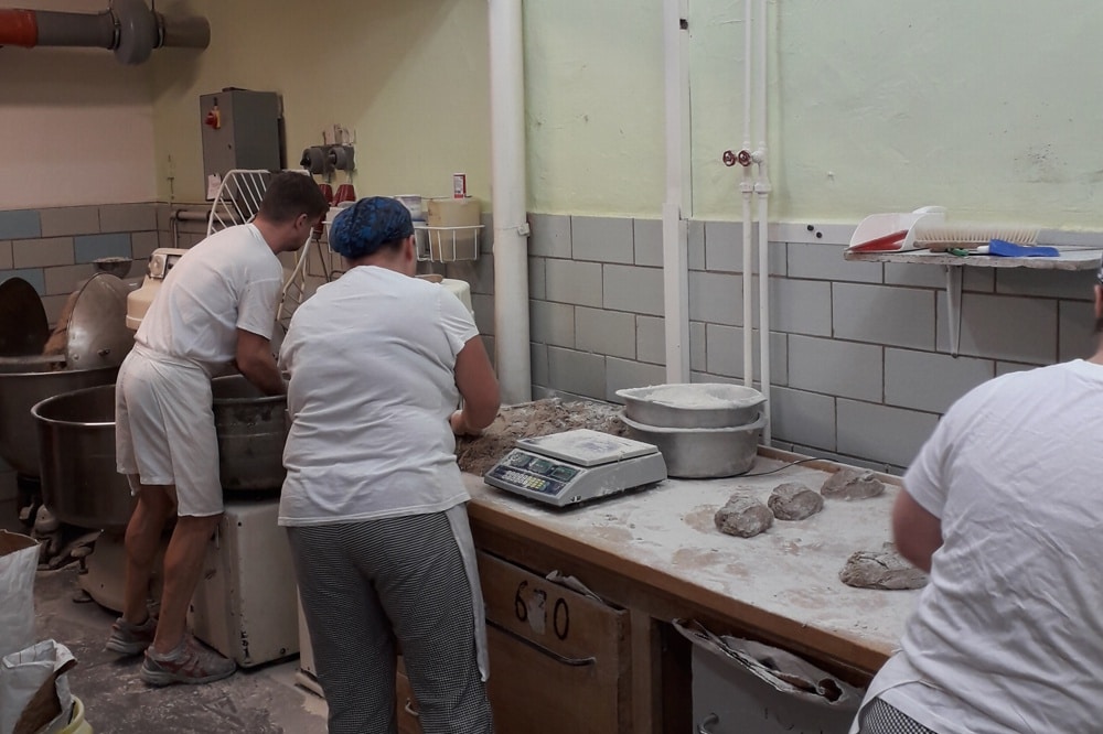 Bei der Brotherstellung Vollkornbrot Teige kneten, Brote abwiegen und aufwirken. Foto: Bäckerei Vogel