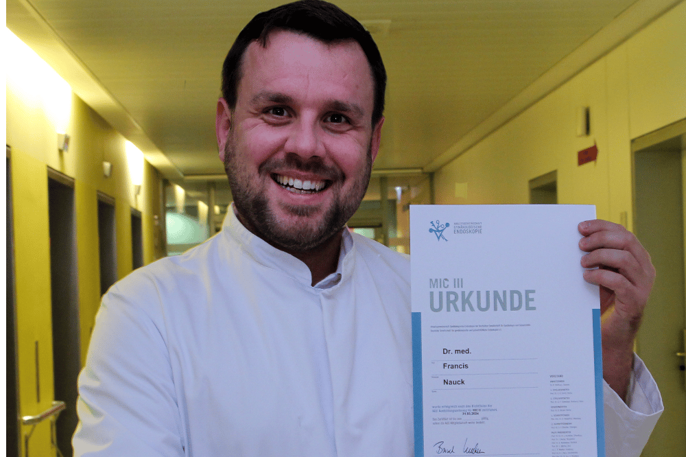 Oberarzt Dr. Francis freut sich über seine Zertifizierung. ©Klinikum St. Georg