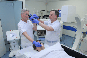 Die Chefärzte Dr. Axel Skuballa (links) und Dr. André Liebmann (rechts) arbeiten bei der endobronchialen Brachytherapie eng zusammen. © Klinikum St. Georg