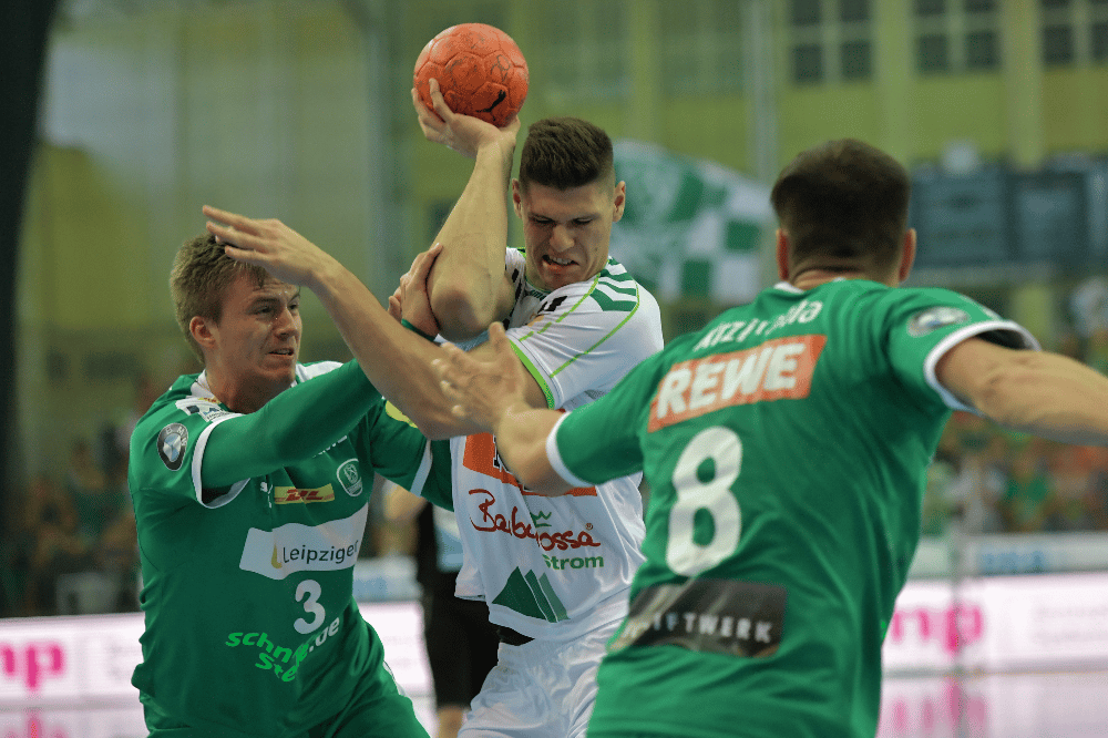 Franz Semper und Sebastian Heymann im Zweikampf. Foto: Rainer Justen