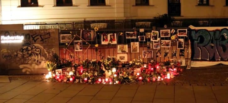 Die Gedenkstätte für den getöteten Ruben am Ranstädter Steinweg kurz nach dem Unfall. Foto: LZ